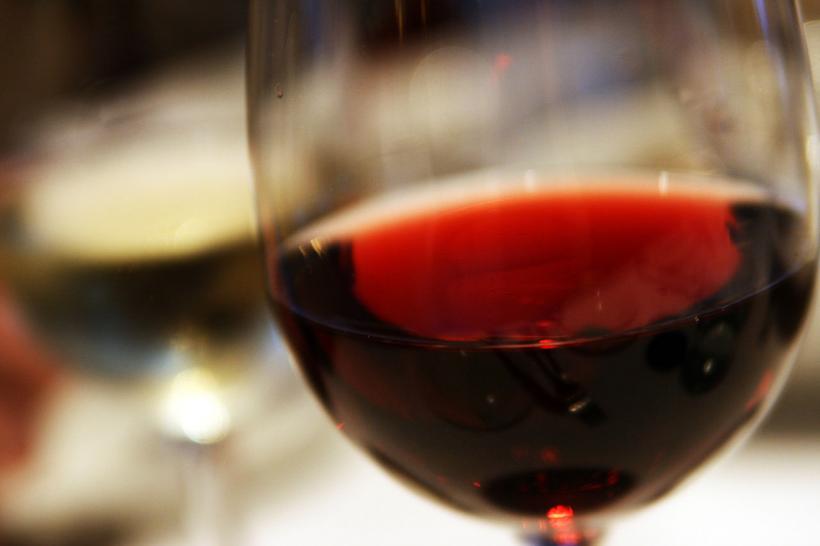 Vinul roșu ar putea ajuta persoanele supraponderale să slăbească
