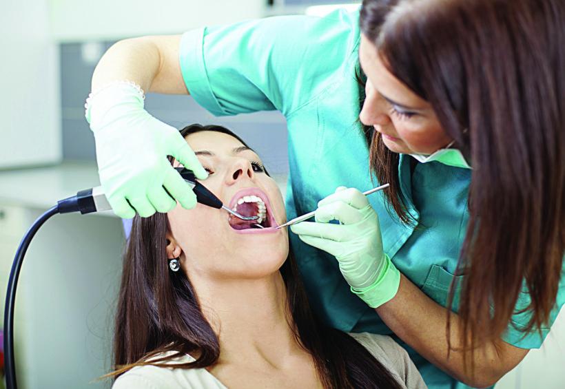 De ce vin străinii să-și trateze dinții în România