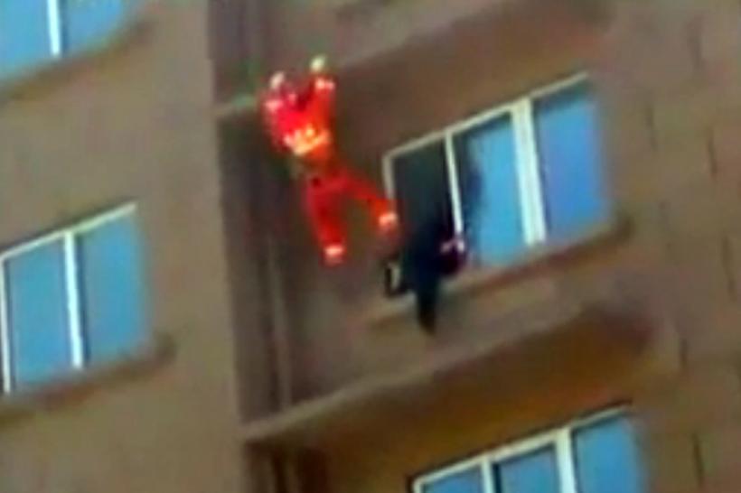 VIDEO - Prezenţă de spirit a unui pompier, cum a oprit o femeie să se arunce de la etajul 6