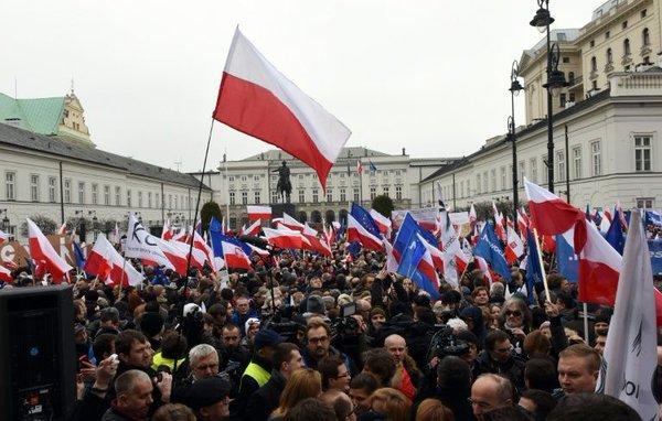 Manifestaţie fără precedent împotriva guvernului la Varşovia 