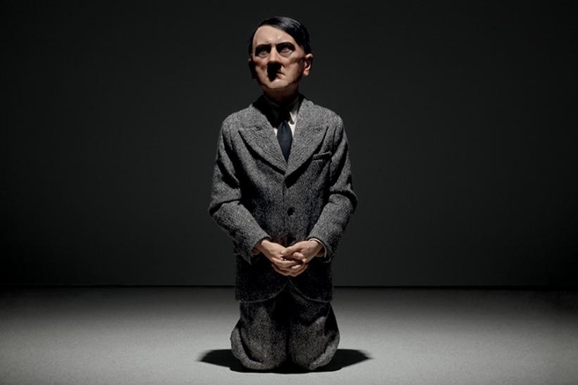O statuie de ceară a lui Hitler în genunchi, vândută la licitație cu 17, 189 $