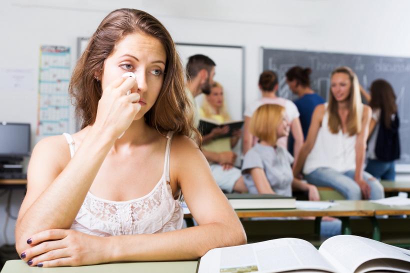 Cum se poate apăra un elev agresat de profesor
