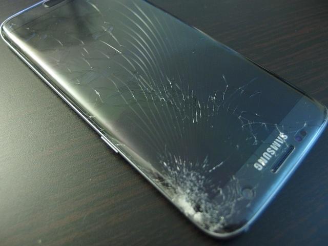 Ai spart display-ul Galaxy S7 Edge? Nu există stoc de display-uri edge în service-urile partenere Samsung România