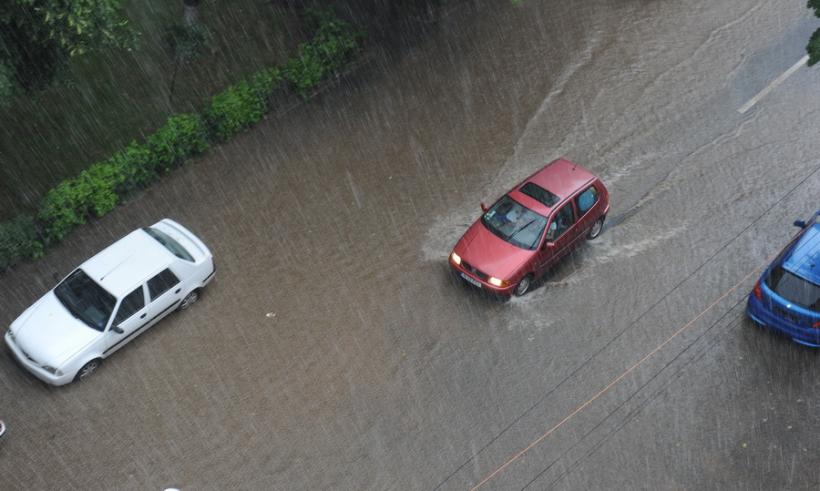 Brăila: Şapte străzi din municipiu, inundate după o ploaie torenţială 
