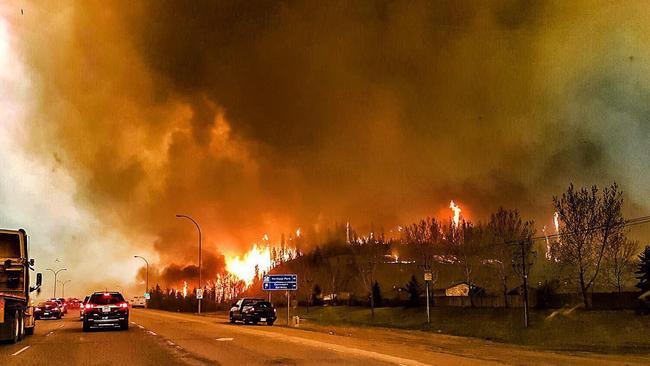 8.000 de persoane au primit ordin de evacuare din cauza extinderii incendiilor din vestul Canadei