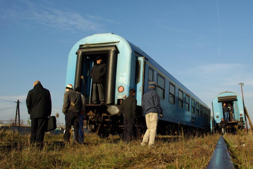 Dâmboviţa: Un mort şi un rănit grav după ce o maşină a fost lovită de tren la Doiceşti 