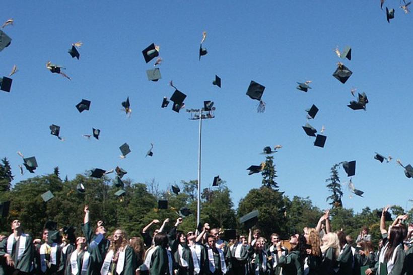 O universitate britanică le interzice absolvenţilor să îşi mai arunce în aer tocile la înmânarea diplomelor 