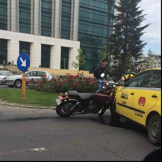 ACCIDENT GRAV în Bucureşti. Motociclist lovit de un taxi, în faţa Tribunalului