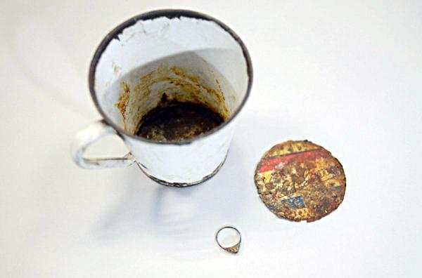 Două bijuterii de aur au fost descoperite în fundul dublu al unei căni din muzeul de la Auschwitz 