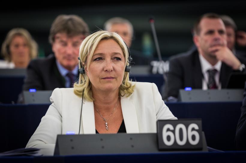 Marine Le Pen și-a ascuns telefonul mobil în sutien și a invitat anchetatorii să-l ia