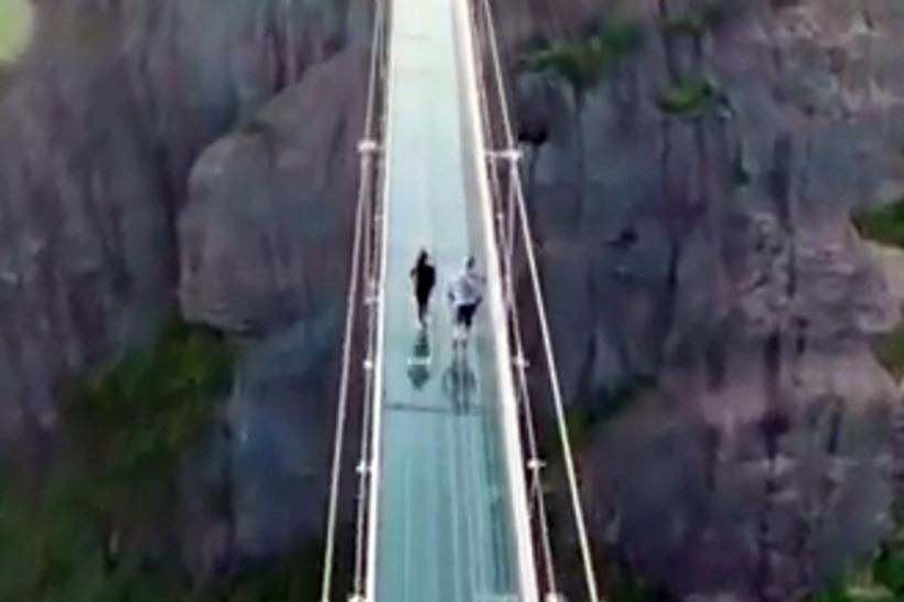 VIDEO - Cel mai ameţitor și terifiant pod din lume se află în China