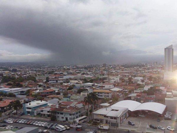 VIDEO - Erupţia vulcanului Turrialba din Costa Rica: Cenuşa afectează capitala 