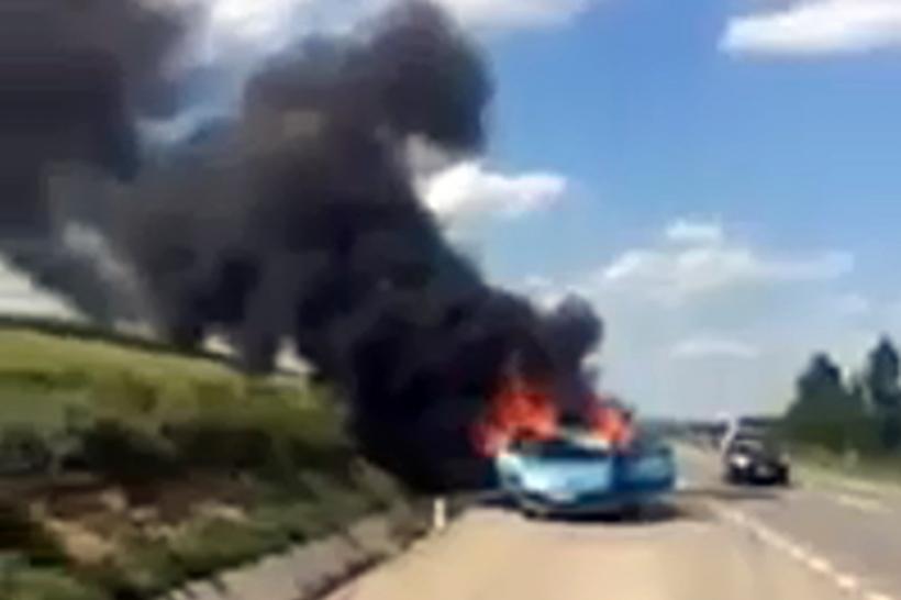 VIDEO - Vaslui: O maşină a luat foc în mers, pe DE 581 
