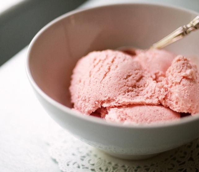 Cea mai simplă îngheţată fără zahăr şi lactate se prepară din doar 3 ingrediente