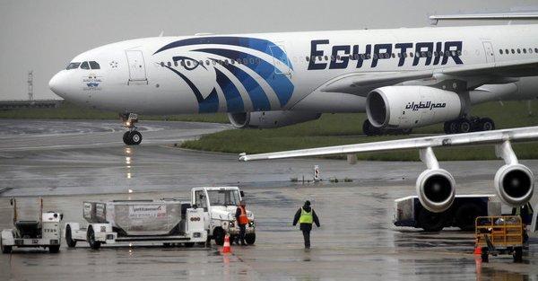 Rămăşiţele umane descoperite sugerează o explozie la bordul avionului EgyptAir prăbuşit