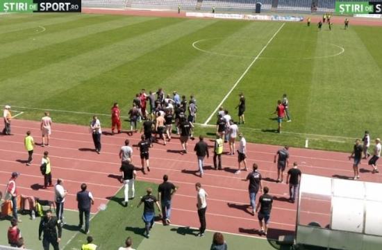 Bătaie pe Cluj Arena. Fanii Universității au intrat cu bețele pe teren după jucători