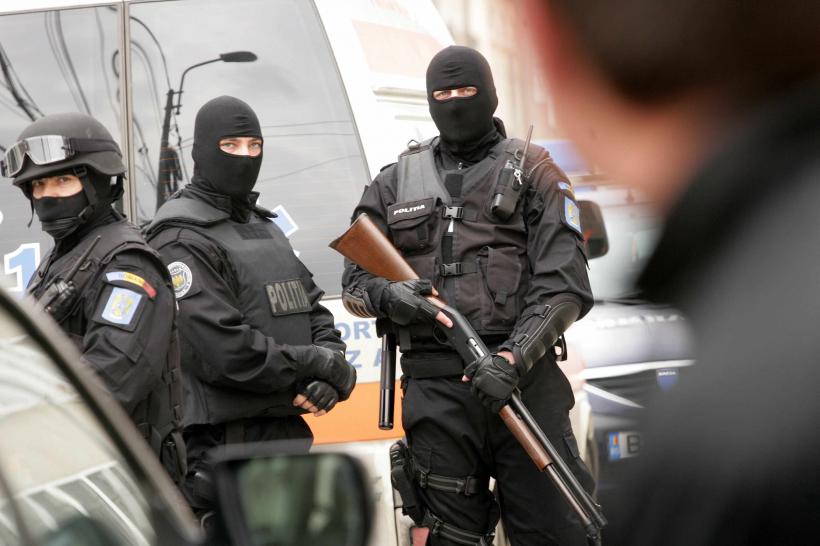 Prahova: 15 persoane implicate în două scandaluri cu săbii şi topoare, duse la audieri în urma unor percheziţii