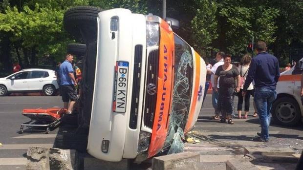 Accident grav în București, o ambulanță a fost distrusă