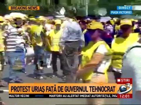 Mii de sindicalişti din Educaţie au plecat într-un marş de protest către Palatul Cotroceni 
