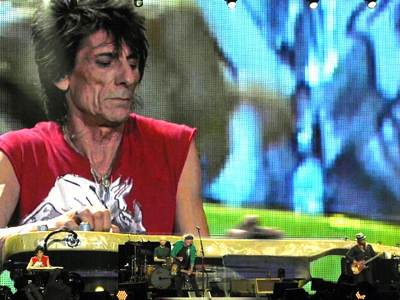 Ronnie Wood, chitaristul trupei Rolling Stones, a devenit tatăl a două fetiţe gemene la 69 de ani 