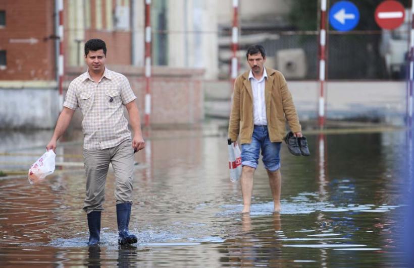 Harghita: Curţi şi gospodării inundate şi aproape 1.000 de consumatori fără curent electric în urma precipitaţiilor abundente 