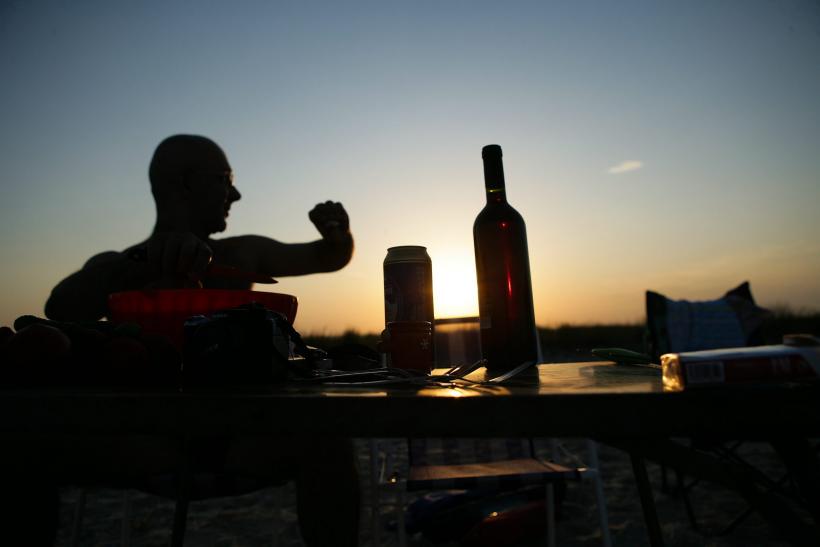 Unul din patru români bea alcool într-o zi obişnuită