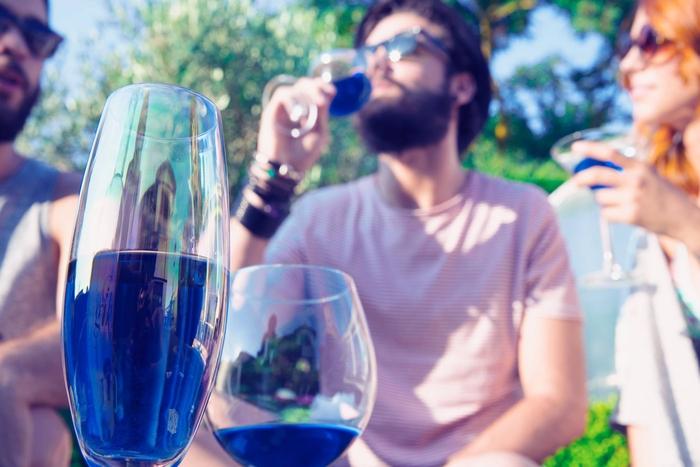 A fost inventat vinul albastru. Ce spun degustătorii