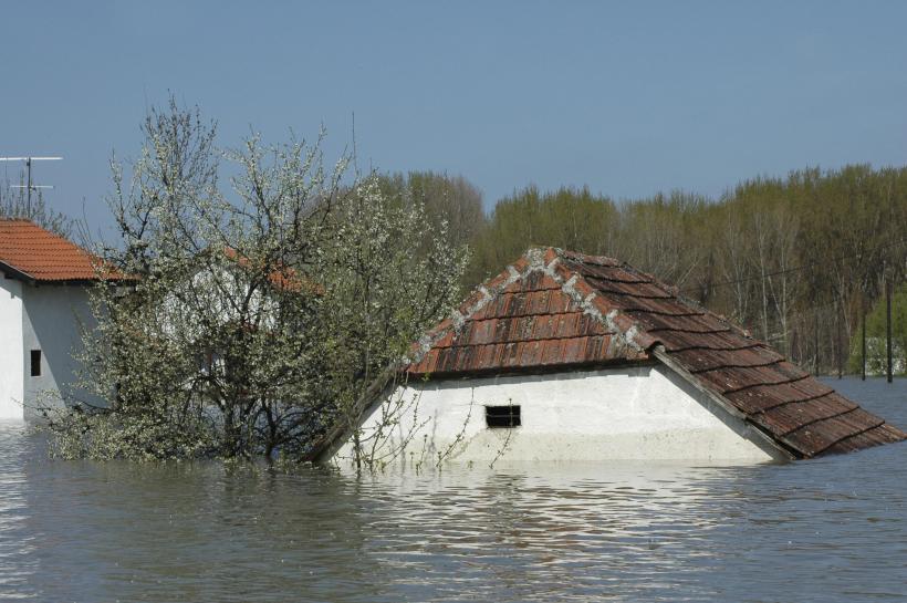 Inundaţii devastatoare într-un sfert de ţară. Mai multe drumuri naționale au fost rupte de viituri