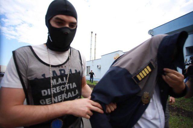Sistemul șpăgilor la Vama Moravița. Ce ”taxă” a încasat un polițist de la un urmărit internațional