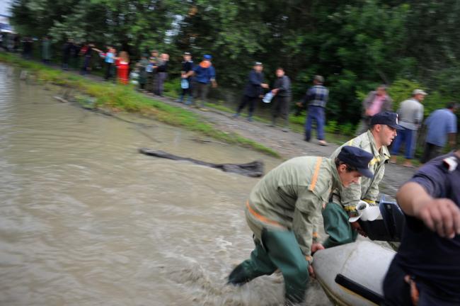 Inundaţii. Pompierii militari din Hunedoara au venit în sprijinul celor din Harghita