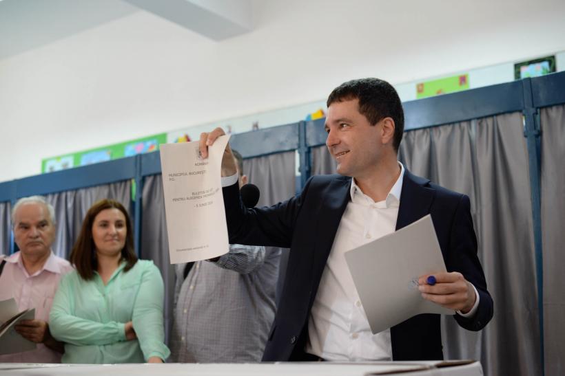 ALEGERI LOCALE 2016. Nicușor Dan: Am votat pentru un București necorupt, pentru o nouă clasă politică 18539155