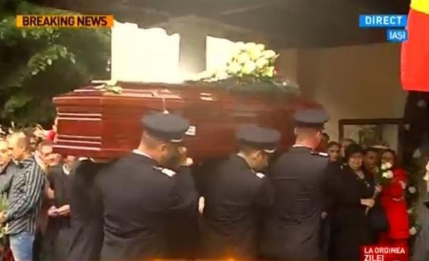 Salvatorii SMURD din Iaşi, înmormântaţi cu onoruri militare şi flori aruncate din aer 
