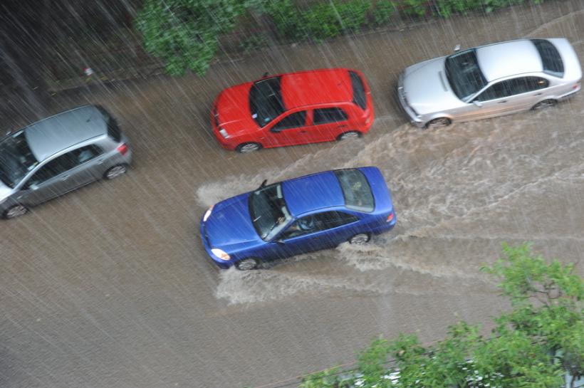 Harghita: Trafic rutier pe o singură banda, în municipiul Topliţa, pe DE 578, din cauza ploii torenţiale