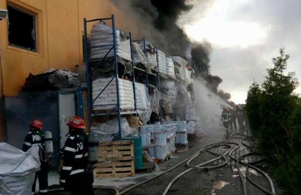 Incendiu la fabrica de încălţăminte din Jilava. Un pompier și-a pierdut viața 18539268