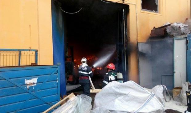 Incendiu la fabrica de încălţăminte din Jilava. Un pompier și-a pierdut viața 18539272