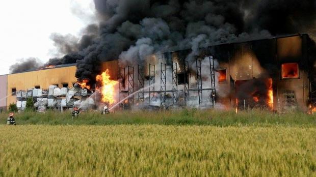 Incendiu la fabrica de încălţăminte din Jilava. Un pompier și-a pierdut viața