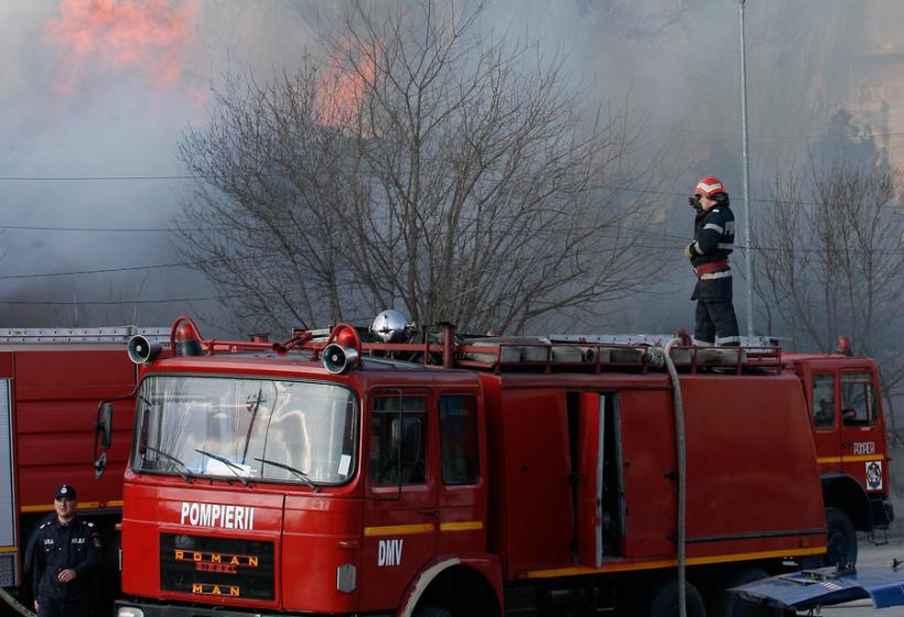 ALERTĂ - UPDATE - VIDEO - Un camion incărcat cu butelii a luat foc și a explodat, la Mihăilești. Incendiul a fost stins.