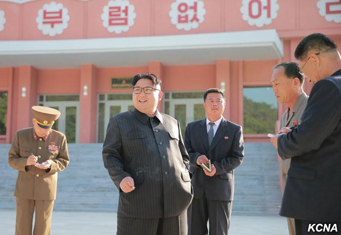 Kim Jong-un, cu țigara în mână în plină campanie antifumat lansată chiar de el