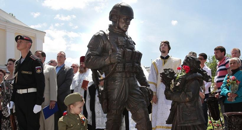 În Crimeea, statuia unui soldat înarmat celebrează anexarea rusească 