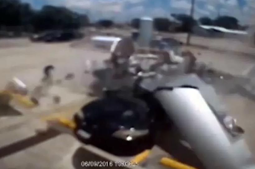 VIDEO ȘOCANT - Un avion, de mici dimensiuni, se prăbușește peste o mașină parcată