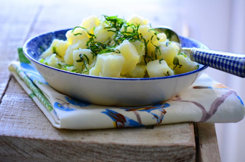 Mergeţi la picnic? Faceţi această salată de cartofi, aromată şi gustoasă