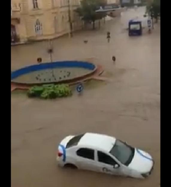 VIDEO - Tulcea: Autovehicule blocate zeci de minute în centrul municipiului de ploaia torenţială 