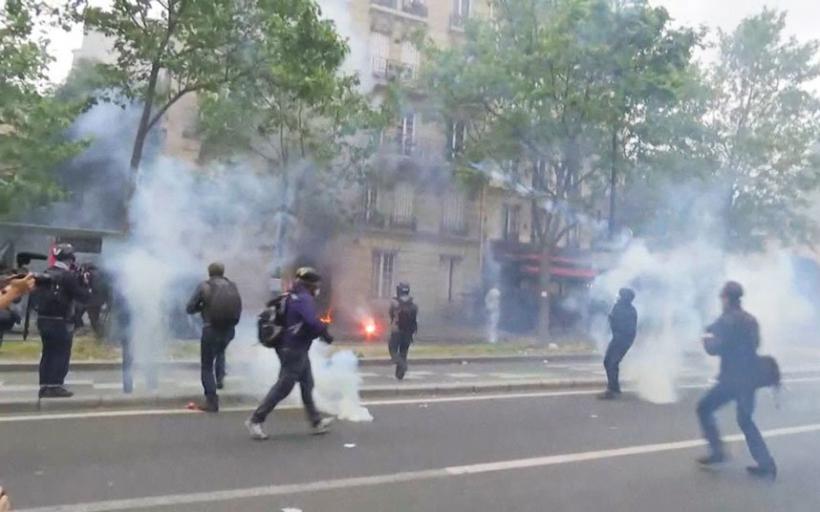 După protestele violente de marţi Hollande ameninţă cu interzicerea manifestaţiilor