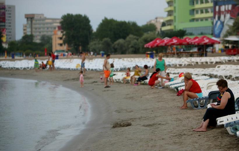 Este ILEGALĂ Instalarea de şezlonguri pe plajele extinse pe bani europeni