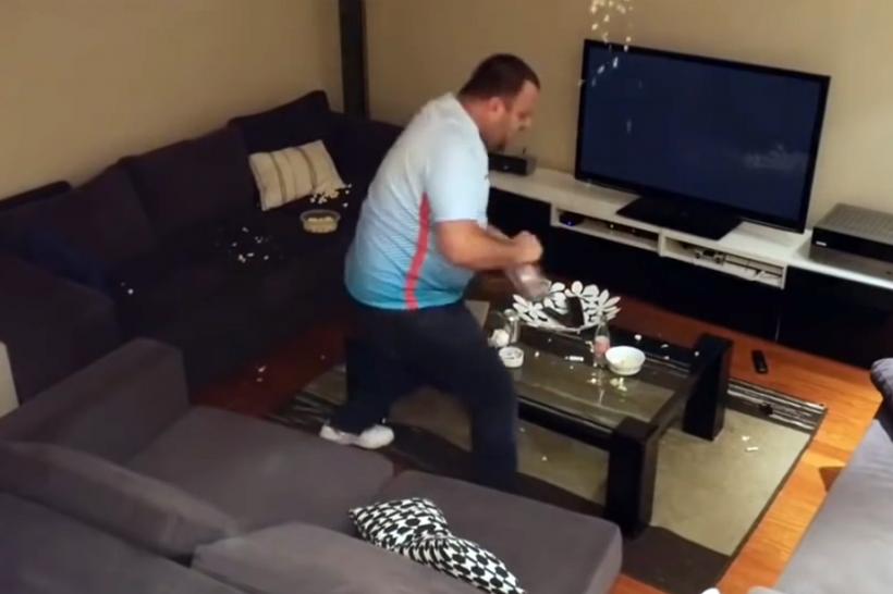 EURO 2016 - VIDEO - Un fan turc îşi distruge casa după ce soţia îi face o farsă în timpul meciului dintre Turcia şi Croaţia