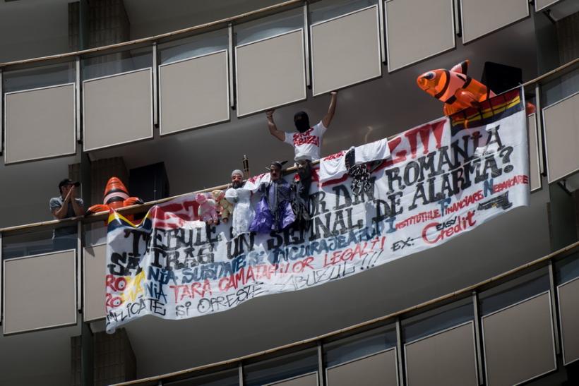 GALERIE FOTO - Negociatorii de la Poliţie l-au convins pe protestatarul de la Intercontinental să coboare 