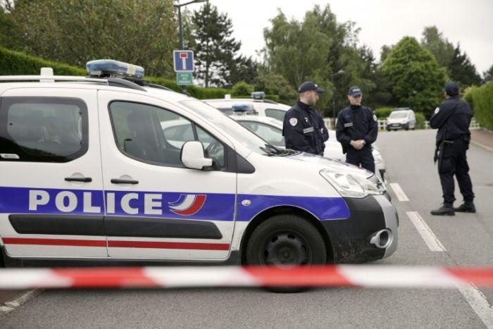 Doi complici ai asasinului poliţistului francez, anchetaţi pentru asociere la un grup terorist 