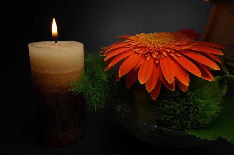 Ieşenii depun flori şi aprind lumânări în memoria celor morţi în accidentul de la Perşani 