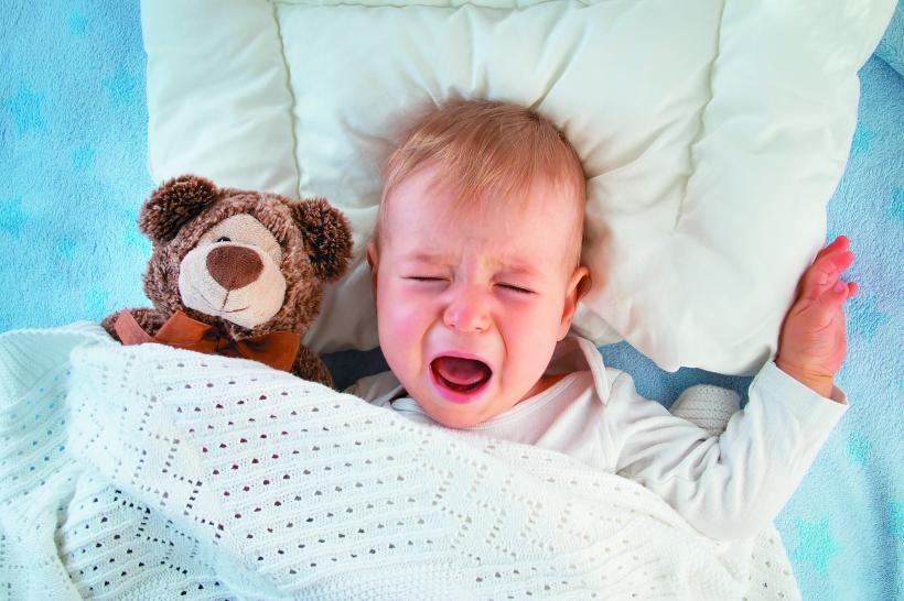 Copiii lăsați să plângă noaptea vor dormi mai mult