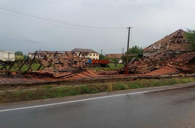 Mureş: Un bărbat a căzut de pe casă, la Cuci, în timp ce încerca să repare acoperişul distrus de tornadă 